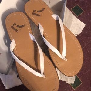 Like new! Resort flip flops.